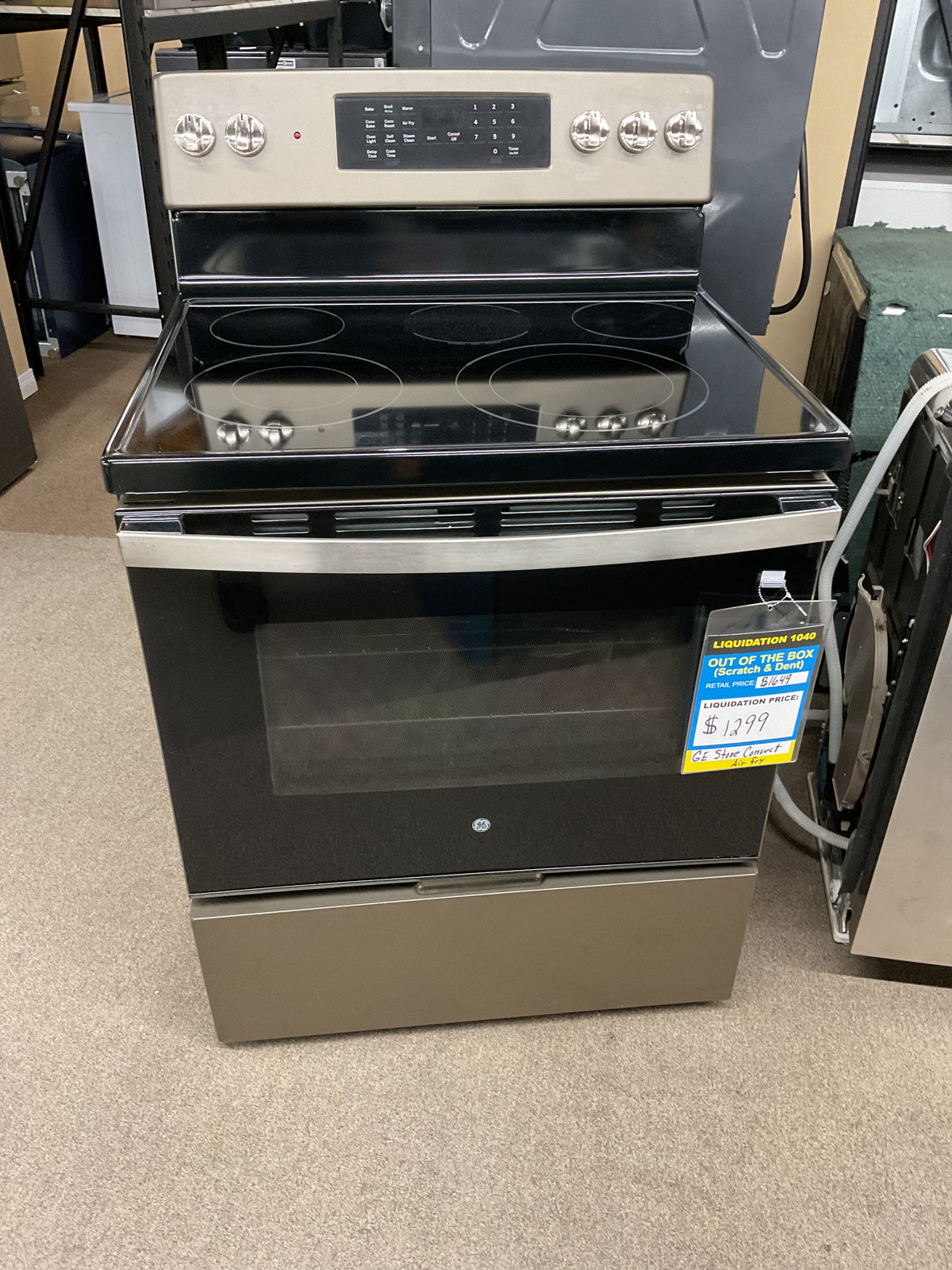 Cuisinière électrique à convection autonome GE 30 € avec friteuse à air sans préchauffage - JCB840ETES