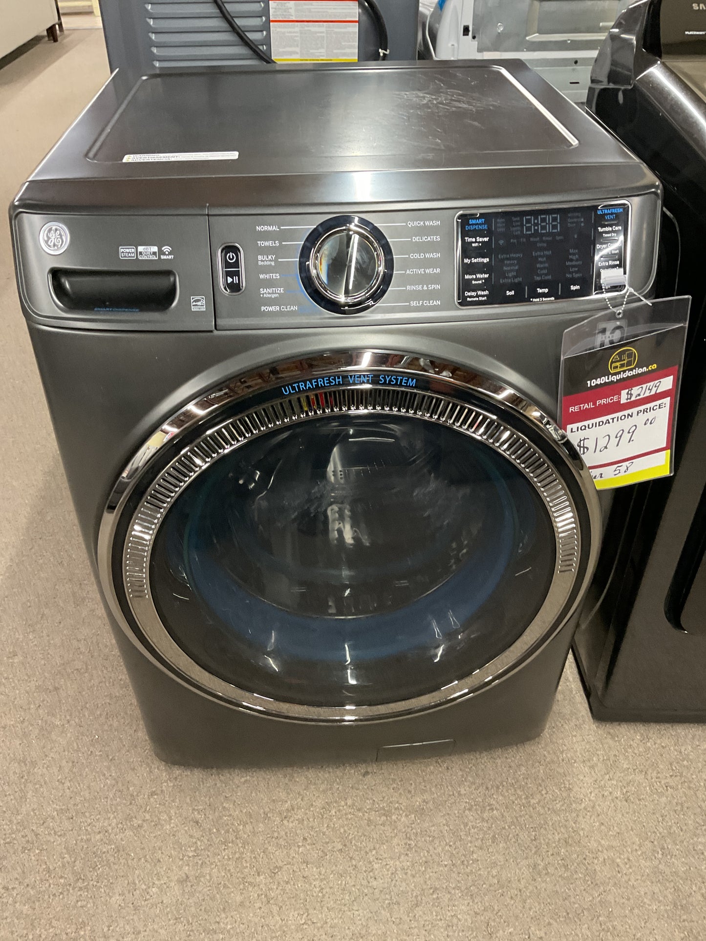 Laveuse à vapeur intelligente à chargement frontal GE d'une capacité de 5,8 pi³ (norme IEC) avec système de ventilation SmartDispense UltraFresh - GFW655SPVDS