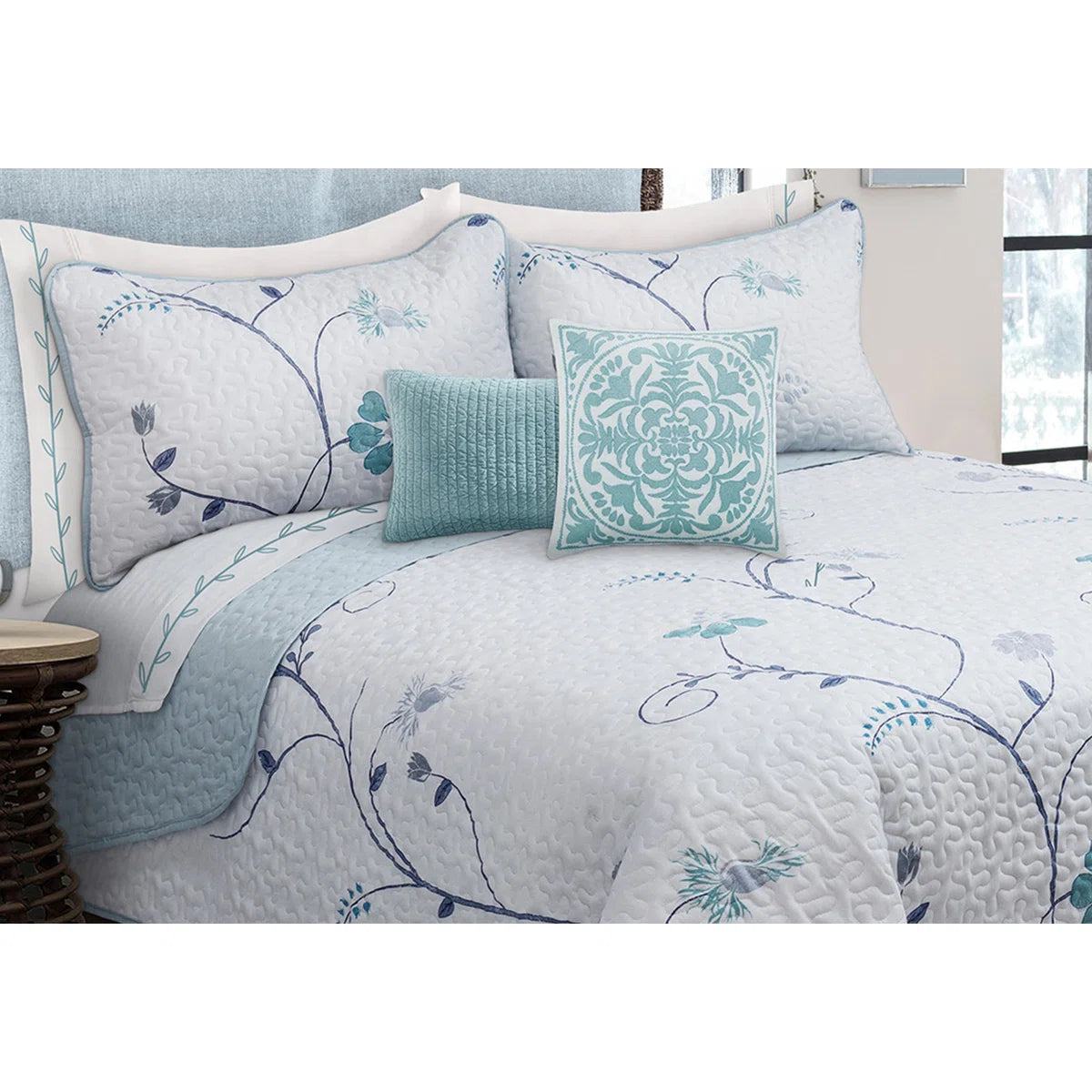 White/Blue Hypoallergenic Microfiber Reversible Quilt Set