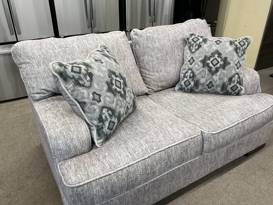 Mercado Loveseat