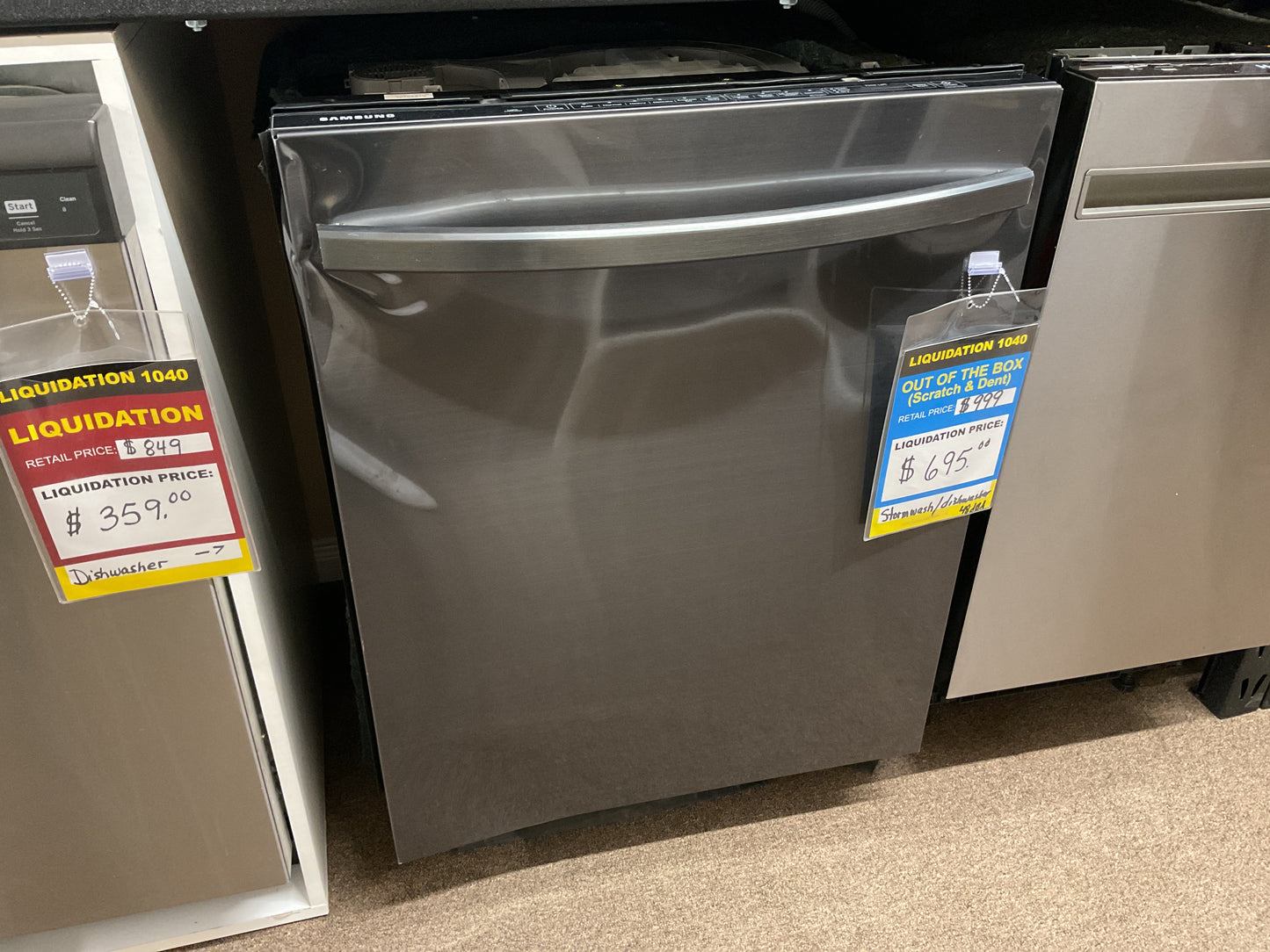 Lave-vaisselle Samsung 24 po à cuve haute, commandes par le haut, en acier inoxydable résistant aux traces de doigts, avec déverrouillage automatique, 3e panier, 48 dBA. - DW80R5061UG/AA