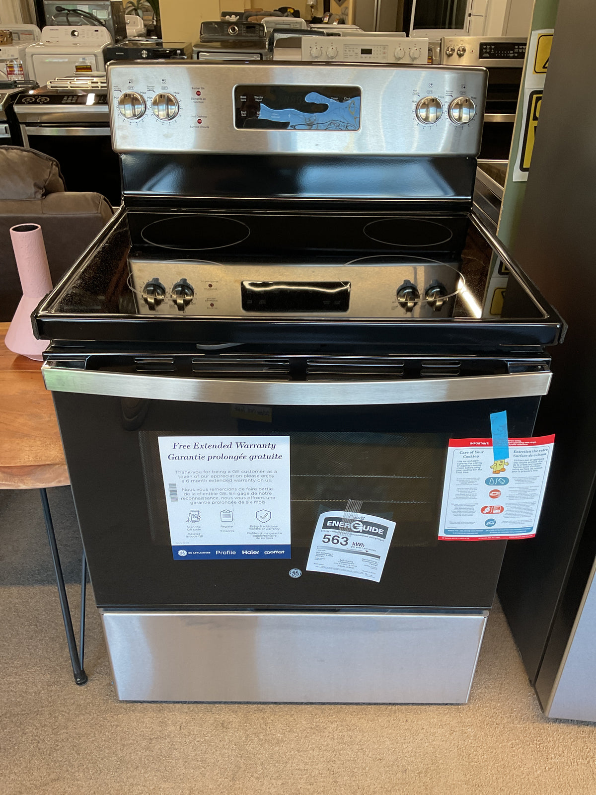 Cuisinière électrique autonome GE 30 po avec tiroir de rangement en acier inoxydable - JCB635STSS